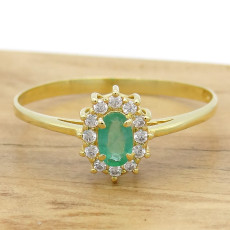 Anel com Esmeralda de 20 Pontos e 12 Diamantes, em Ouro Amarelo 18 Kilates